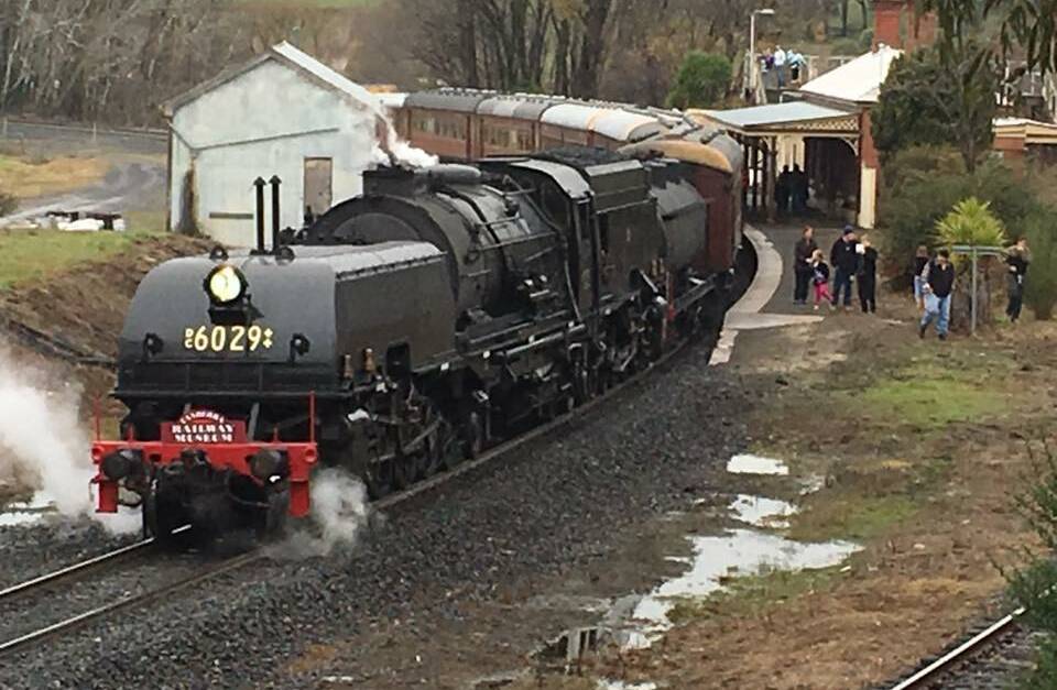 There were admirers at every turn when the Beyer-Garrett 6029 came through the Central West. Photo: JENNY FORSTER