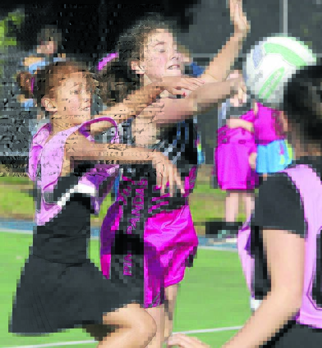 Tamika Mitai-Ngata offloads a pass playing for the Bubblegum Ninjas. Picture: Phil Blatch.
