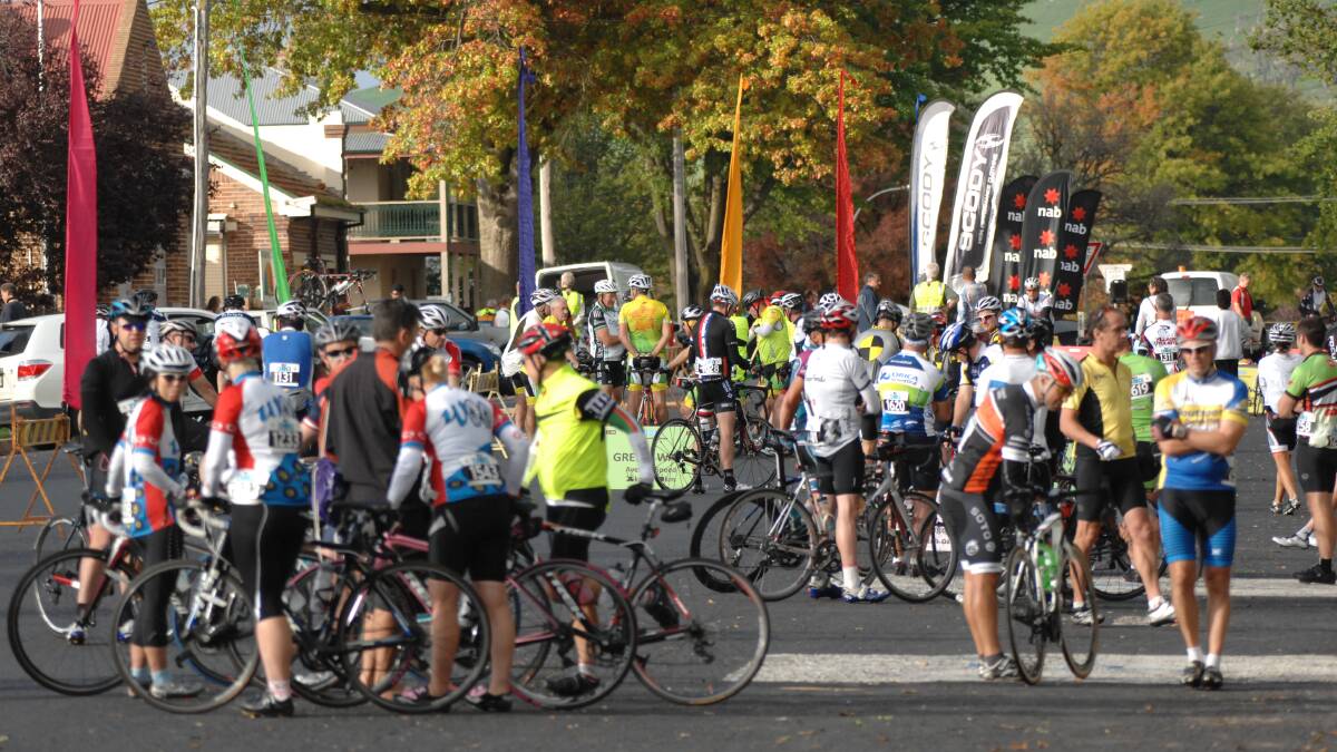 BIG NUMBERS: Almost 3000 riders took part in Sunday's Blayney to Bathurst Cyclo Sportif 2014. Photo: ZENIO LAPKA