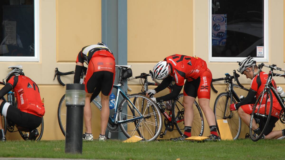 LAST-MINUTE ADJUSTMENTS: Riders take the chance to go over their machines one last time. Photo: ZENIO LAPKA