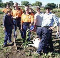Volunteers working on the new park at Newbridge Road next to the Belubula River bridge. From ltor: Carol Dietrich, (back) Stephen Murphy, Darren Baldwin, Lyle Saddler, two Blayney scouts and Blayney Council parks and garden supervisor Brian Parker. Photo Lynne Hand.