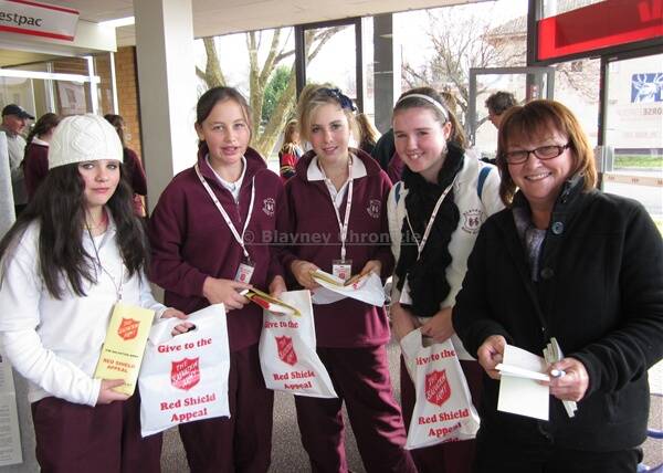 PREPARING TO DOORKNOCK: Blayney High Schools students Grace Fitzpatrick, Victoria Szabo, Lily Gaffaney, Rachel Ryan and Rotarian Linda Alexander doorknocked homes across Blayney on the weekend as part of the Salvo’s Red Shield Appeal.  Photo:  ERRIN CLAYPOLE