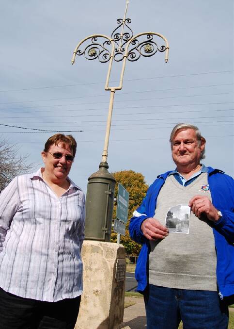 Rhonda Jones secretary of the historical society and RSL member Geoff Avard are looking for old photos of the Blayney’s Boer War memorial that show the original lamps.