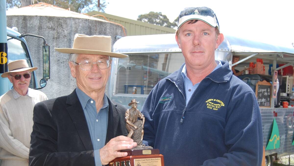 Long Fleece winner, Rick Hoolihan of Rose-Lea at Rydal, is presented with his award by Aussie icon, Dick Smith. 