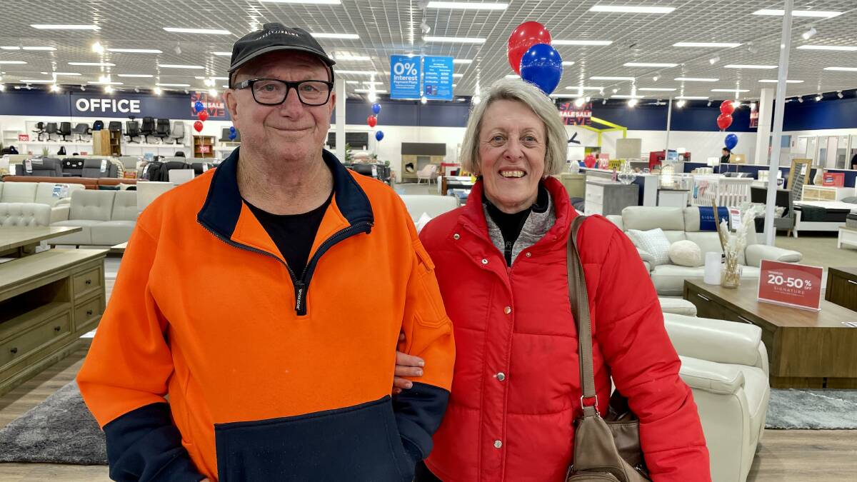 Bathurst residents Warren and Suzanna Jones were the 200th customers to walk through the Amart Bathurst doors on grand opening day on June 1, 2023. Picture by Amy Rees