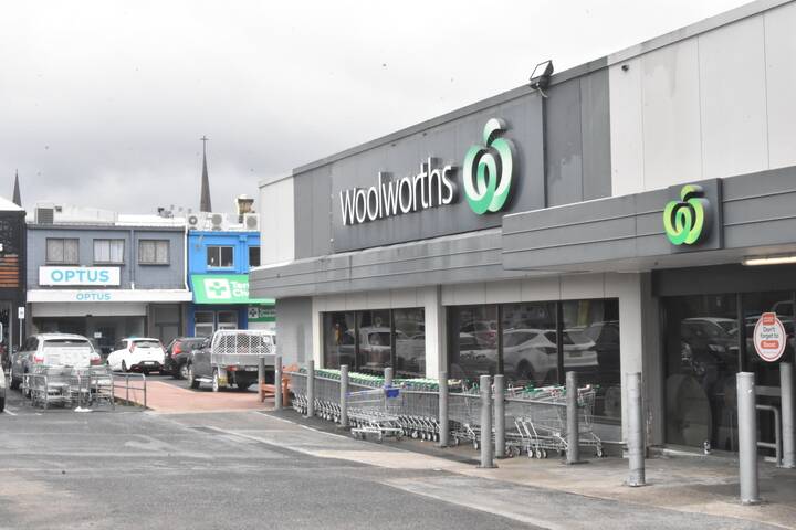 Daniel Duggan was arrested on behalf of the FBI at Woolworths on Anson Street, Orange. Picture by Riley Krause 