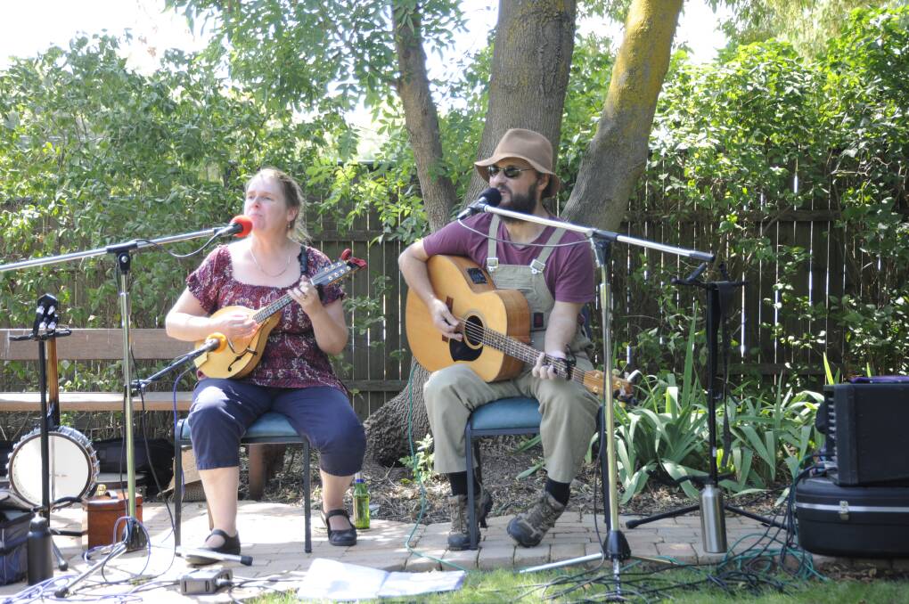 True die-hard lovers of poetry and folk music came out in droves to hear the lively tunes of Chloe and Jason Roweth on Sunday 18 from 1pm at Rosebank Guesthouse and Gallery. 