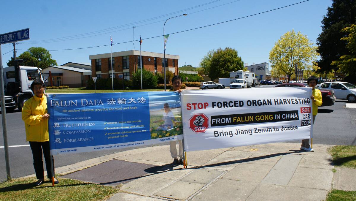 Falun Gong practitioners passed through Blayney to spread the word regarding organ harvesting in China.