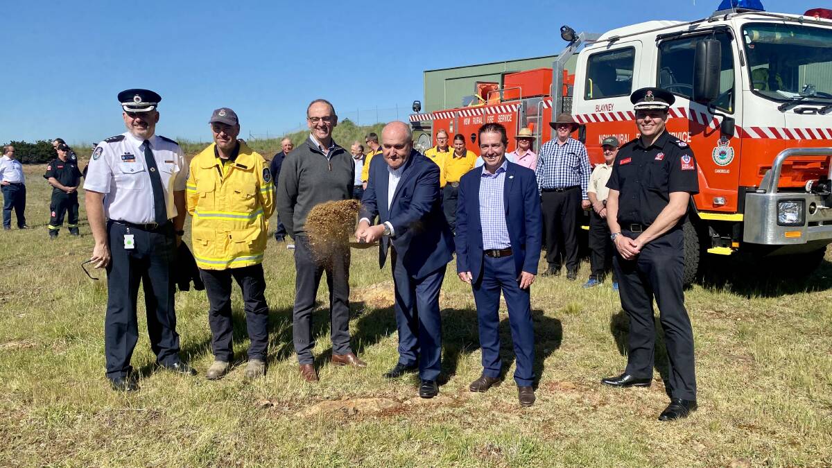 GREENFIELD SITE: A sod turning ceremony to mark the start of the construction
phase of the new Blayney RFS Station was held on Tuesday. Pictured are, from left:
TURNED: Chief Inspector Jayson McKellar, Blayney RFS Captain Matthew Sutton, Mayor Scott Ferguson, Minister for Police and Emergency Services David Elliott, Deputy Premier and Member for Bathurst Paul Toole and Deputy Commissioner Jeremy Fewtrell.
(FRNSW).