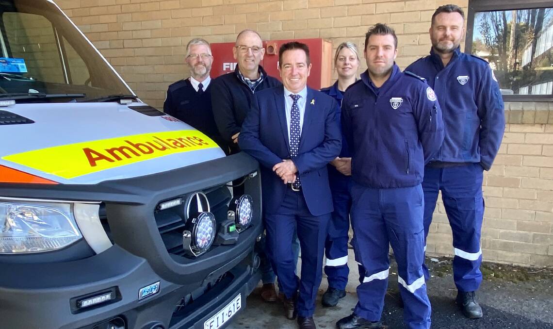 UPGRADES: (From left) Ambulance NSW Western Zone Manager Brad Porter,
Blayney Mayor Scott Ferguson, Member for Bathurst Paul Toole and paramedics
Jamay Pfeiffer, Nic Smith station officer and Scott Fowler. Photo: CONTRIBUTED