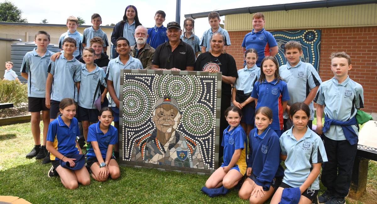 Ron Spencer with students from Bletchington Public School. Picture by Carla Freedman