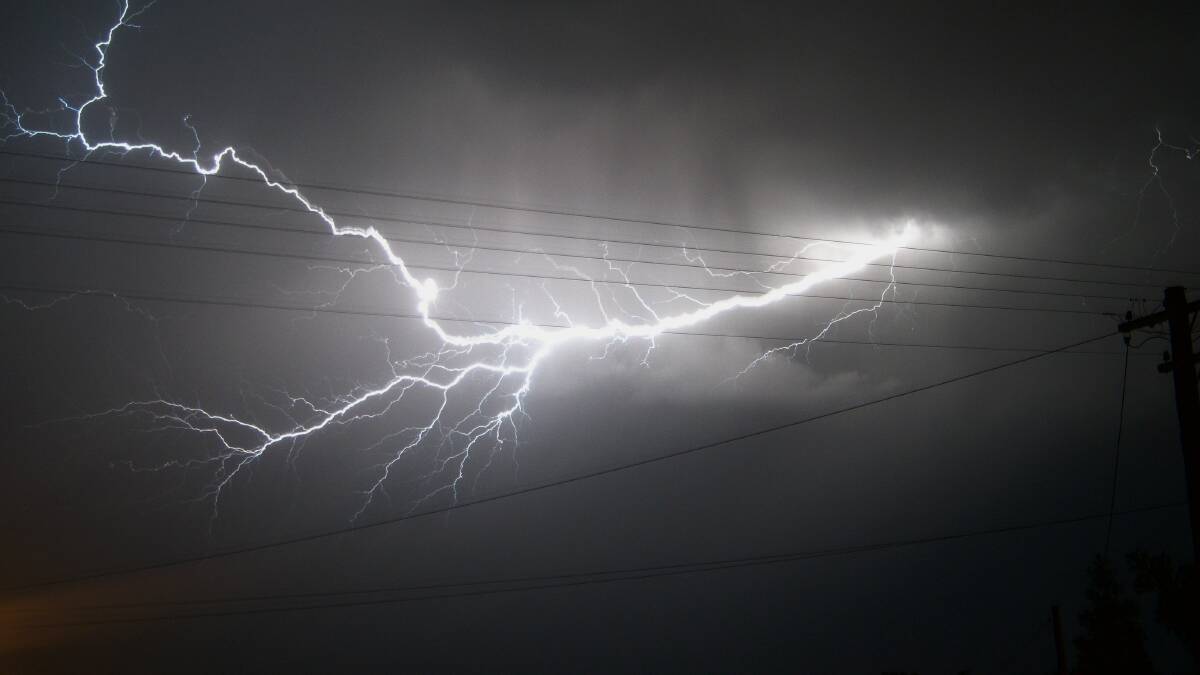 Wild weather passes over Blayney – Homes left without power.
