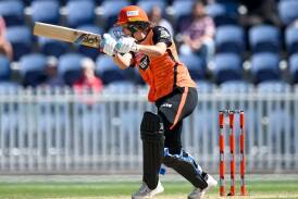 Nat Sciver-Brunt in action for the Scorchers in the Women's Big Bash League. (Morgan Hancock/AAP PHOTOS)