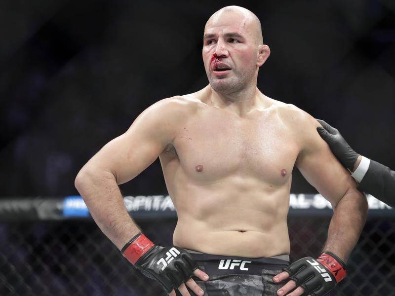 Glover Teixeira has won the UFC light heavyweight title by beating Jan Blachowicz in Abu Dhabi.