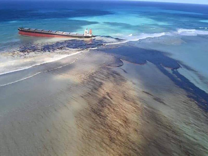 A grounded bulk carrier is leaking oil towards the coast of Mauritius.